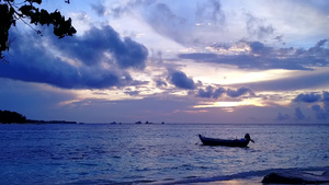 通过蓝海和浅沙背景的蓝海在海滩上轻松观海空中旅行9秒视频