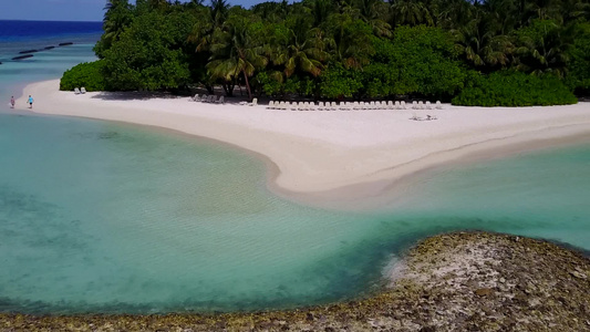 白沙背景蓝海轻松海湾海滩之旅的空中无人机景观视频