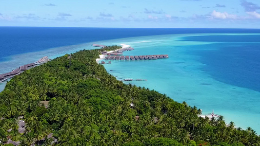 以蓝色环礁湖和白色沙滩背景观看豪华岛屿海滩度假的天空视频