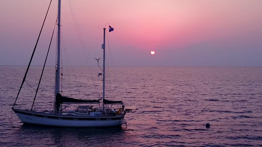 以白沙底蓝海为例放松海岸海滩旅行的空中空气纹理视频