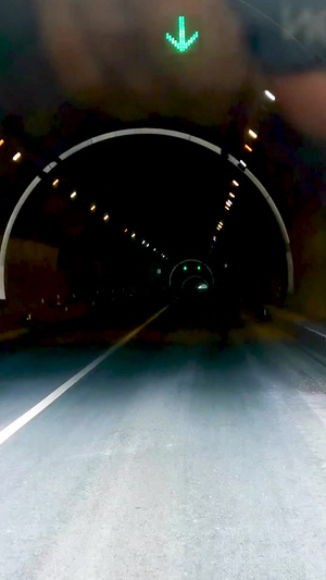 实拍第一视角穿越高速隧道行车视角30秒视频