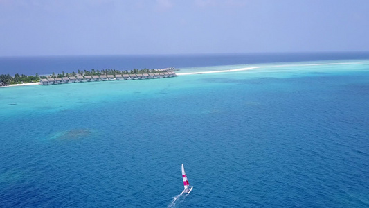 豪华海滩海滩生活方式的无人驾驶飞机景象通过白沙背景视频