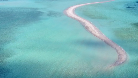 浅水和白色沙滩背景的天堂岛海滩之海空中无人驾驶飞机视频