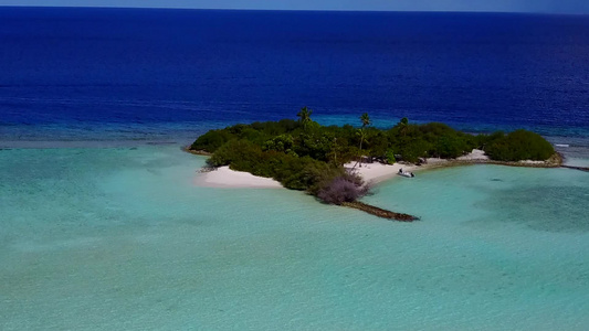 浅海和白沙背景下放松海岸海滩航行的无人机空中景观视频
