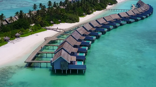 海上海湾海滩以海蓝海和白沙背景航行的无人驾驶飞机空中视频