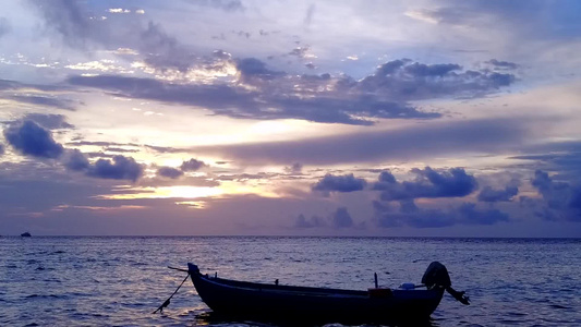 沿蓝绿海和白沙背景的蓝色绿色海洋航行在伊德利特岛海滩视频