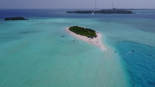 以蓝绿色海和白沙背景航行的宁静环礁湖海滩平面海景视频