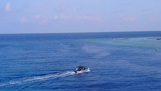 蓝色海洋和白色沙滩背景的岛屿边际海滩生活方式的无人驾驶视频