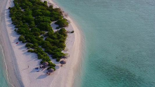 白沙背景浅海宁静海滨海滩冒险的无人机空中质感视频