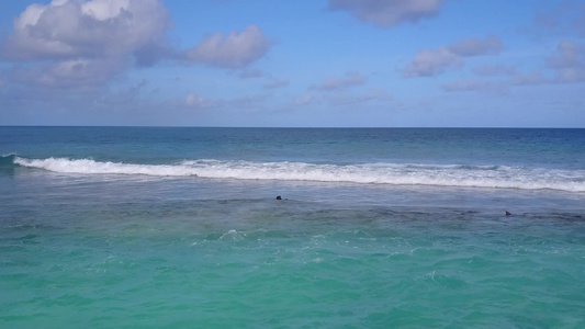 以蓝海和白沙底蓝海为背景的热带环礁湖海滩生活方式视频