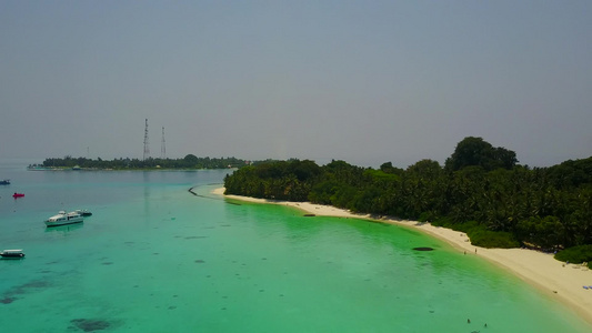 热带度假度假胜地海滩以蓝海和白色沙滩背景的蓝色海为视频