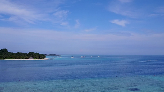 豪华环礁湖海滩野生生物蓝色环礁湖和白沙背景海景视频