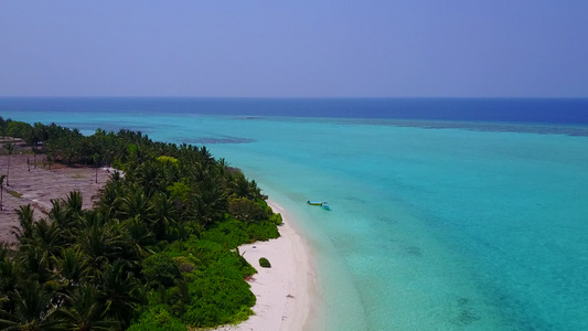 蓝海白沙背景下异域湾海滩航行的无人机景观全景视频