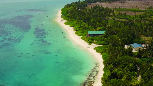 热带环礁湖海滩间断时由白沙背景的蓝色海平面隔开视频