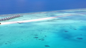 以绿绿海和白沙滩背景打破豪华海滩的空中无人驾驶飞机12秒视频