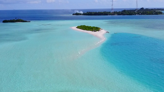 以蓝海和白沙背景的蓝海为间断海滩进行宁静的岛屿空中视频