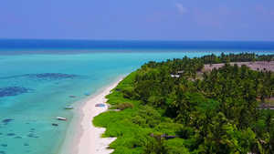 以海蓝水和白沙底为代表的宁湾海滩航程空中观视风景13秒视频