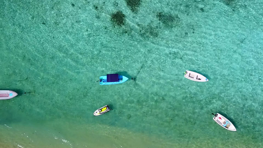 以透明有白色沙子背景的水为目的的海洋旅游海滩探险风空视频