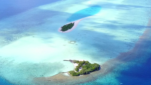 热带岛屿海滩度假时由透明的有白色沙子背景的环礁湖组成视频