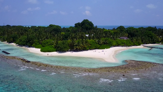 清洁沙质背景的蓝海海岸海滩空中无人机旅游视频