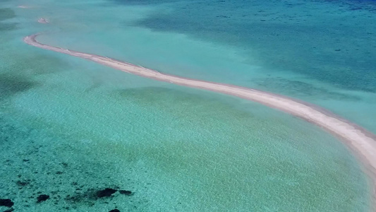 白沙底蓝海的豪华海湾海滩时空空中仰望天空视频