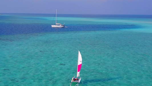 白沙底浅环礁湖海滨沉积海岸海滩时间的无人驾驶飞机空中视频