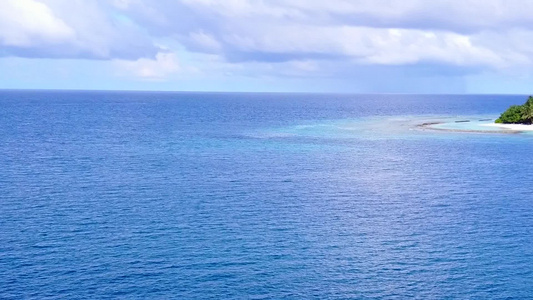 空中无人驾驶飞机在蓝绿海和白沙背景的蓝色绿色海上拍摄视频