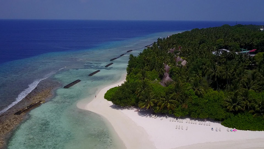蓝海和白沙滩背景的完美岛屿海滩生活方式的无人驾驶飞机视频