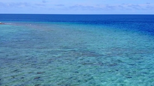 透明水和亮沙背景下的豪华海岛海滩无人机全景10秒视频