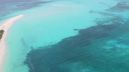 以蓝海和白色沙滩背景打破的热带海岸海滩断开天空视频