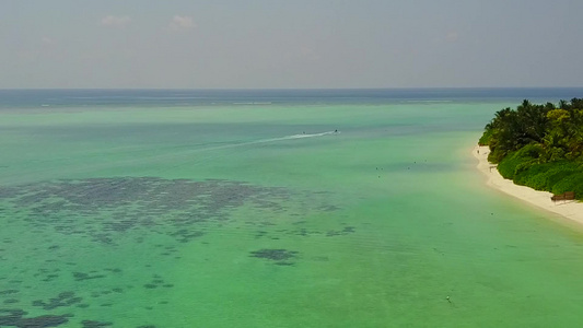 以浅沙背景的蓝绿色海洋为例放松海岸海滩时间的空中无人驾驶视频