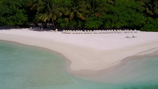 白色沙滩背景的绿绿海美丽旅游海滩时间的空中无人驾驶视频