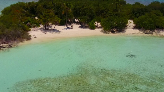 以蓝海和白色沙尘背景进行完美旅游海滩航程的无人驾驶视频