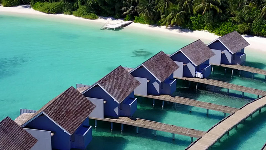 蓝海热带岛屿海滩冒险的空中无人机景观干净的沙质背景视频