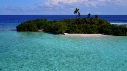 蓝绿海白沙背景下美丽海岸线海滩生活方式的空中海景视频
