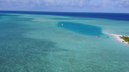 空中无人驾驶无人驾驶飞机对白沙底蓝海的天堂湾海滩度假视频