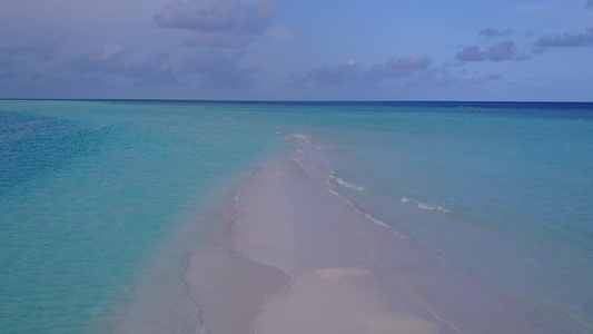 海洋旅游海滩旅行的空中无人驾驶飞机飞行海面和白色沙滩视频