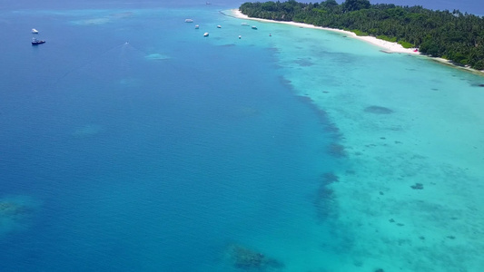 浅海和白沙背景下放松岛屿海滩冒险的无人机空中质感视频