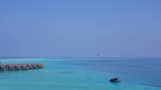 以蓝水和白色沙尘背景进行完美度假度假胜地海滩旅行的视频