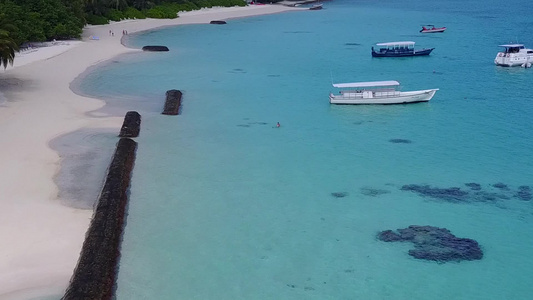 以蓝绿水和白沙背景的蓝色绿色水进行热带海岸海滩旅行视频