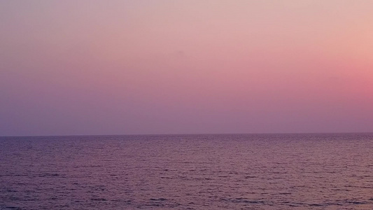 豪华海岸线海岸海滩以蓝海和浅沙背景断开时的空中观视视频