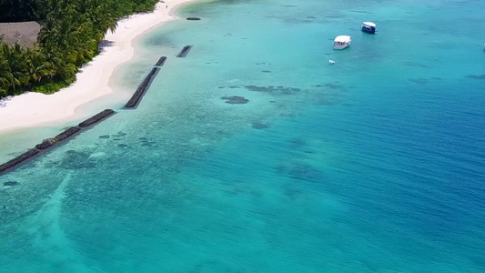 蓝色水和白色沙滩背景的美丽海湾海滩时间空空抽象摘要视频