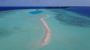 由清沙背景的绿绿水冲出豪华旅游海滩休息的空中观光全景13秒视频