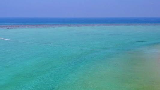 海洋泻湖海滩航行的无人机空中景观由明亮的沙质背景的视频