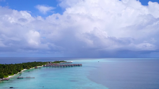 热带海滨海滩海岸沿蓝海航行有清洁沙滩背景的蓝海飞行视频