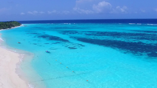 水蓝水白沙背景下完美海岸海滩之旅的无人机空中质感视频