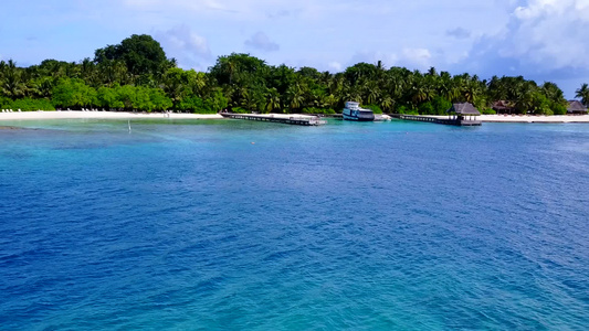 以蓝海和清洁沙地背景进行豪华海湾海滩时间空中无人驾驶视频