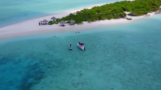 热带度假胜地海滩因蓝海和浅沙背景而断裂的风景视频