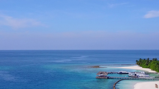 以蓝环礁湖和白色沙滩背景打破海湾海滩的无人空中飞机视频