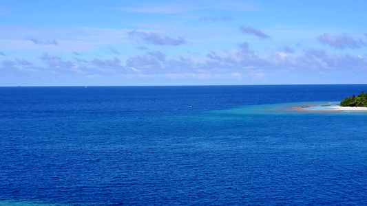 绿松石海洋和干净的沙滩背景下宁静的海岸线海滩度假的视频